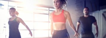 Frauen trainieren Strong by Zumba