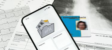 Dokumente und Handy mit ePa-App.