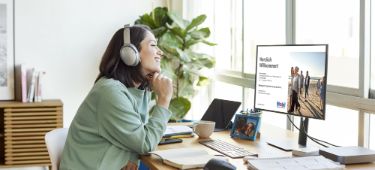 Junge Frau nimmt an Online-Seminar teil. 