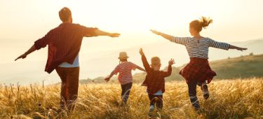 Familie geht im Feld spazieren. 