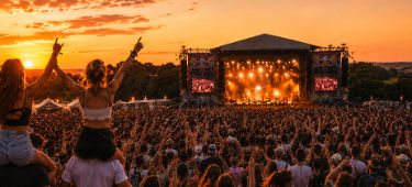 Abendstimmung bei einem Festival. 
