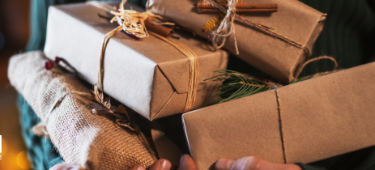 Nachhaltig eingepackte Geschenke für Weihnachten. 