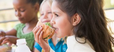 Kinder machen Fruehstueckspause