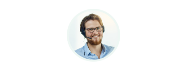 Ein Mann ist im Callcenter tätigt und blickt lächelnd in die Kamera