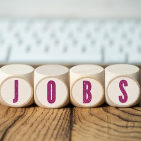 Würfel auf denen Jobs geschrieben steht.