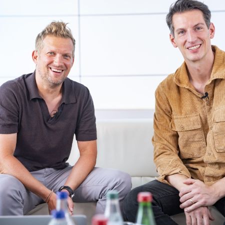 Man sieht Nils Goerke und Jan Philipp Albersmeier nebeneinander sitzen.
