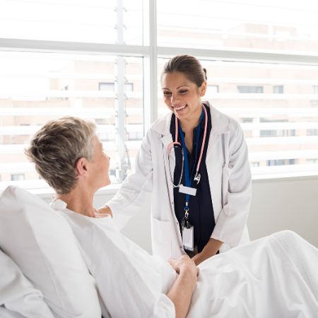 Untersuchung Aerztin im Krankenhaus