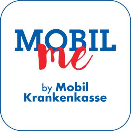 Eine junge Frau sitzt mit einem Thermosbecher in der Hand im Fensterrahmen und schaut lächelnd auf ihr Smartphone.