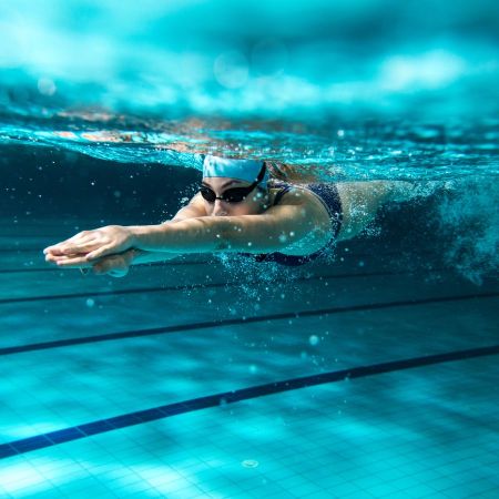 Schwimmer mit Badekappe und Brille