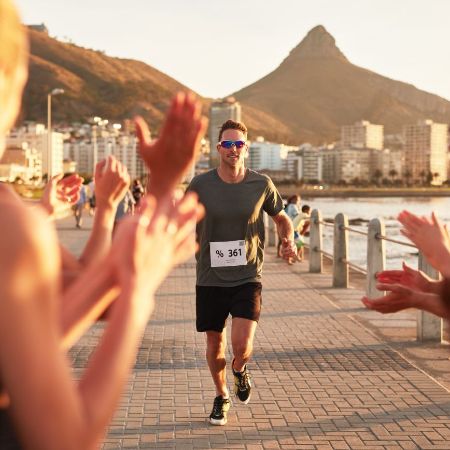 Marathonläufer wird von Zuschauern angefeuert