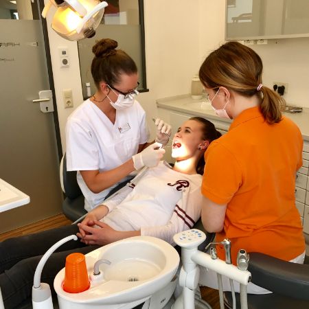 Zahnarzt_Behandlung_Patient_Stuhl