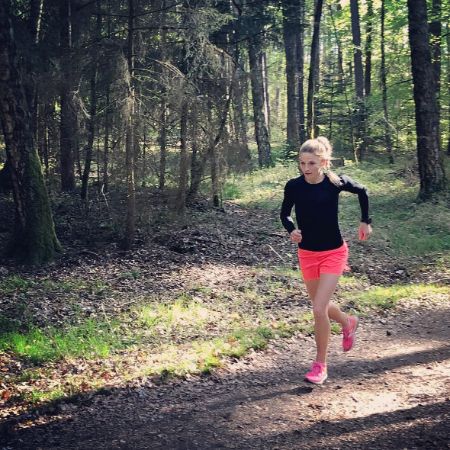 Ingalena Schömburg-Heuck läuft im Wald