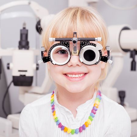Augenuntersuchung mit Brille bei einem Kind.