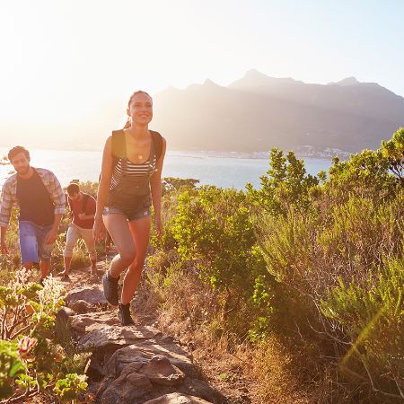 Drei junge Menschen wandern in den Bergen.