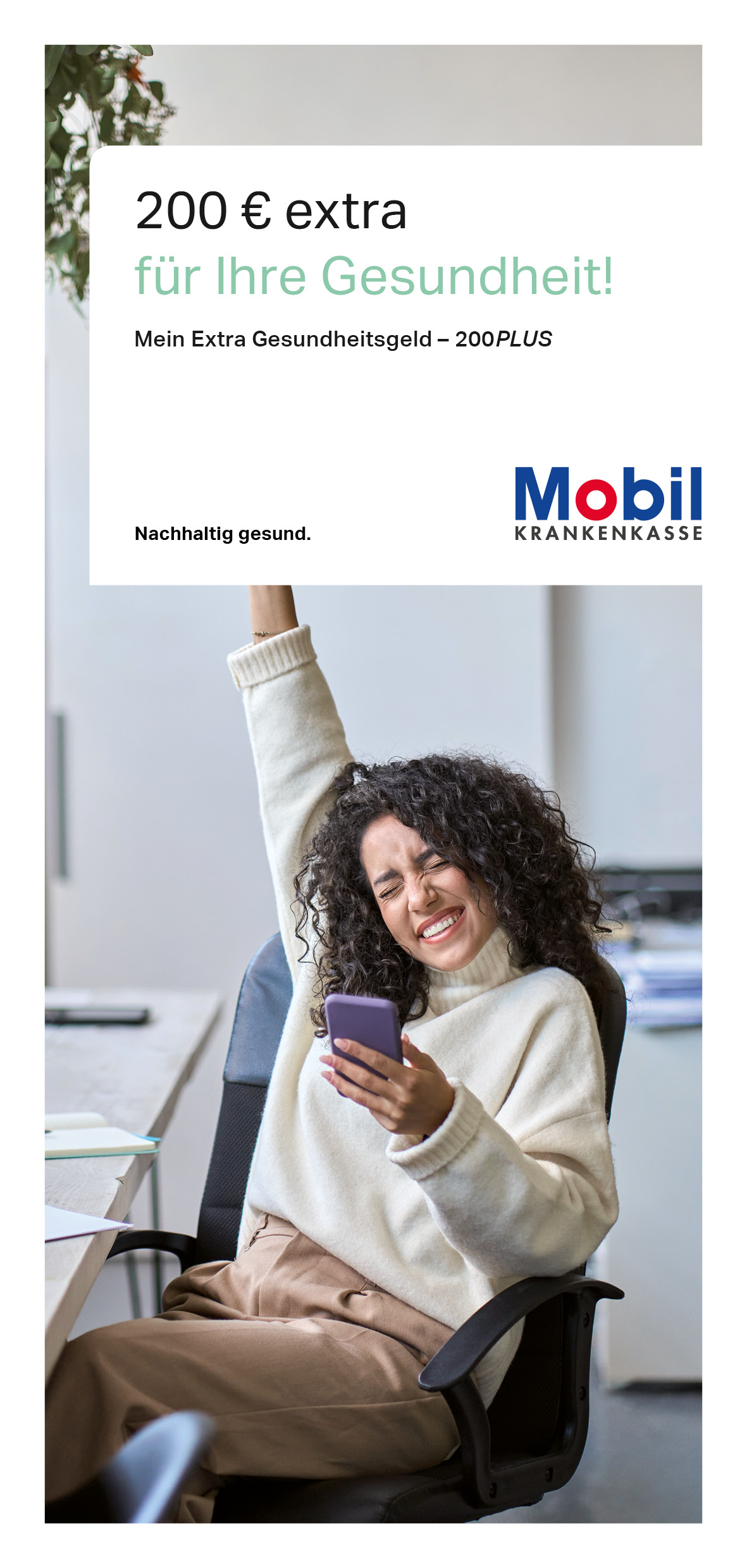 Ansicht des Flyers Mein Extra-Gesundheitsgeld von der Mobil Krankenkasse. Eine Frau sitzt jubelnd auf einem Bürostuhl.